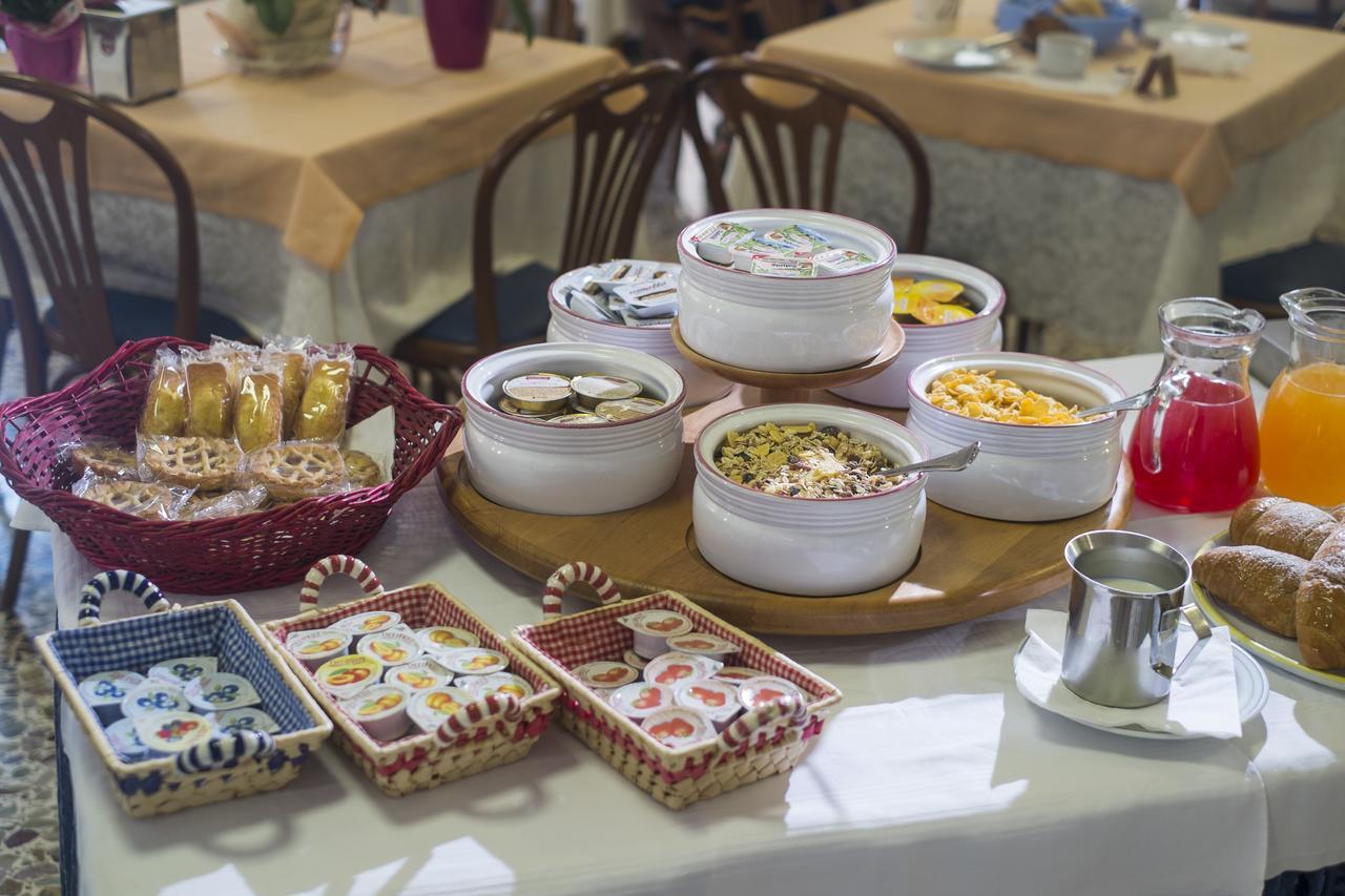 Hotel Latini 리미니 외부 사진
